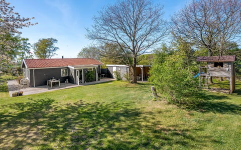 Niels - 1.3Km from the Sea: Græs, Hus, Hjem, Busk, Boligområde, Sommerhus, Tag, Land Lot, Have, Lawn