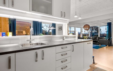 Niels - 1.3Km from the Sea: Køkken, Countertop, Indretning, Køkken Apparat, Gulvbelægning, Cabinetry, Håndvask, Loft, Større Bandage, Sanitærarmatur