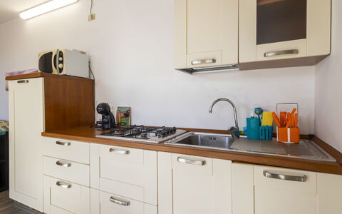 Lake & Pool: Køkken, Køkken Apparat, Countertop, Større Bandage, Indretning, Cabinetry, Træ, Gulvbelægning, Køkkenvask, Komfur