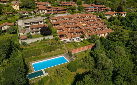 Lake & Pool: Boligområde, Hus, Tag, Busk, Landskab, Hjem, Landdistrikt, Estate, Urban Design, Fugleperspektiv