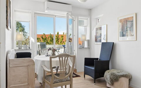 Arnke - 300M from the Sea: Møbel, Udendørs Møbler, Bordservice, Bord, Drinkware, Stol, Udendørs Bord, Mad, Flaske