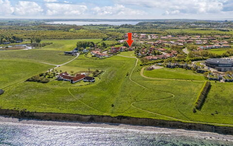 Arnke - 300M from the Sea: Møbel, Udendørs Møbler, Bordservice, Bord, Drinkware, Stol, Udendørs Bord, Mad, Flaske