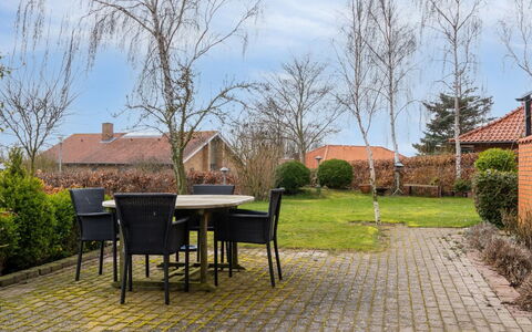 Arnke - 300M from the Sea: Busk, Boligområde, Hus, Have, Flise, Hjem, Mursten, Landscaping, Skygge