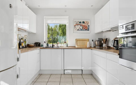 Arnke - 300M from the Sea: Køkken, Køkken Apparat, Countertop, Større Bandage, Gulvbelægning, Træ, Indretning, Cabinetry, Husholdningsapparat, Etage