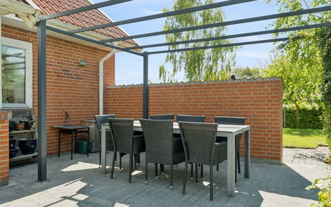 Arnke - 300M from the Sea: Udendørs Møbler, Have, Backyard, Udendørs Bord, Gård, Landscaping, Gårdhave, Pergola, Udendørs Struktur