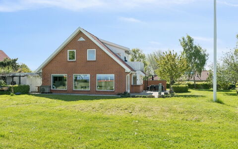 Arnke - 300M from the Sea: Græs, Bygning, Hjem, Hus, Boligområde, Tag, Sommerhus, Busk, Land Lot