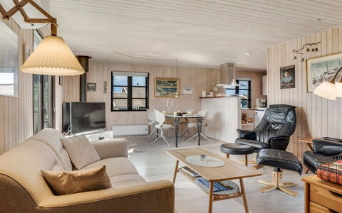 Eida - 400M from the Sea: Møbel, Træ, Indretning, Loft, Couch, Gulvbelægning, Stue, Etage, Værelse, Hjem