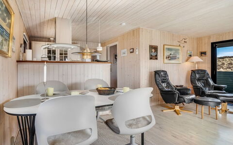 Eida - 400M from the Sea: Indretning, Træ, Loft, Gulvbelægning, Møbel, Etage, Lysarmatur, Værelse, Hjem, Stue