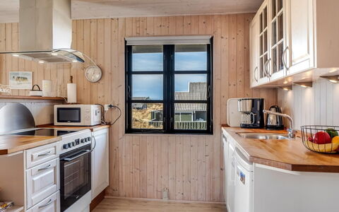 Eida - 400M from the Sea: Træ, Køkken, Møbel, Cabinetry, Køkken Apparat, Bejdse, Værelse, Countertop, Hårdttræ, Komfur