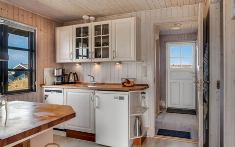 Eida - 400M from the Sea: Træ, Etage, Køkken, Bejdse, Hårdttræ, Køkken Apparat, Countertop, Cabinetry, Større Bandage, Håndvask