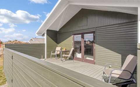 Eida - 400M from the Sea: Møbel, Indretning, Træ, Loft, Gulvbelægning, Etage, Trægulve, Køkken & Spisebord, Bord, Lysarmatur