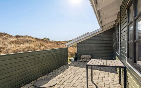 Eida - 400M from the Sea: Møbel, Indretning, Træ, Loft, Gulvbelægning, Etage, Trægulve, Køkken & Spisebord, Bord, Lysarmatur