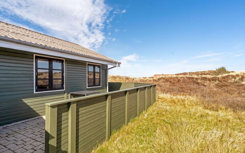 Eida - 400M from the Sea: Møbel, Indretning, Træ, Loft, Gulvbelægning, Etage, Trægulve, Køkken & Spisebord, Bord, Lysarmatur
