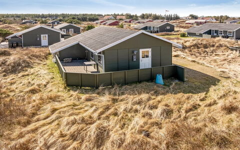 Eida - 400M from the Sea: Møbel, Indretning, Træ, Loft, Gulvbelægning, Etage, Trægulve, Køkken & Spisebord, Bord, Lysarmatur