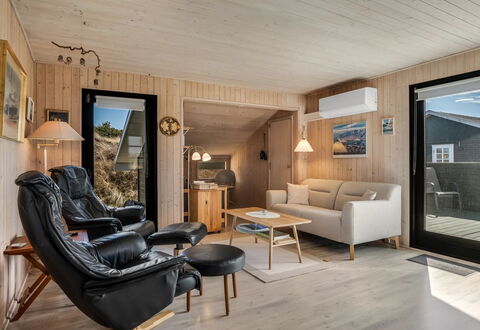 Eida - 400M from the Sea: Træ, Møbel, Hjem, Stue, Etage, Værelse, Loft, Hårdttræ, Couch, Bejdse