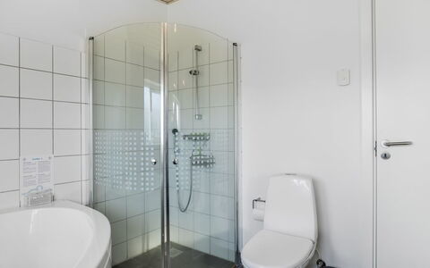 Annakarin - 1.2Km from the Sea: Badeværelse, Gulvbelægning, Sanitærarmatur, Indretning, Etage, Loft, Badeværelsesvask, Toilet, Håndvask, Vvs