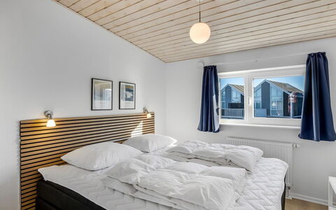 Annakarin - 1.2Km from the Sea: Træ, Hjem, Loft, Soveværelse, Seng, Dagslys, Bed Frame, Fryser, Hårdttræ, Sengetøj