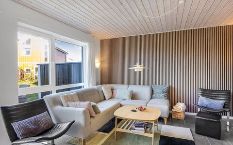Annakarin - 1.2Km from the Sea: Indretning, Gulvbelægning, Væg, Møbel, Træ, Etage, Loft, Couch, Stue, Hjem
