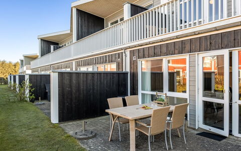 Annakarin - 1.2Km from the Sea: Arkitektur, Lejlighed, Skygge, Altan, Hårdttræ, Dagslys, Sidespor, Gårdsplads, Planke, Veranda