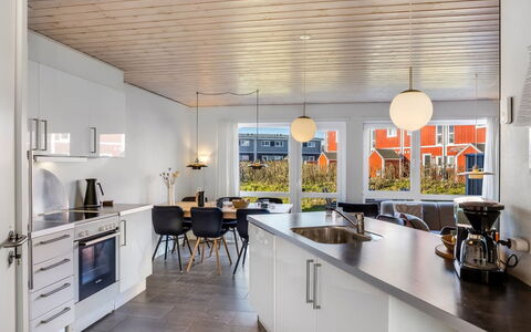 Annakarin - 1.2Km from the Sea: Indretning, Countertop, Køkken, Loft, Træ, Lysarmatur, Gulvbelægning, Møbel, Belysning, Køkken Apparat