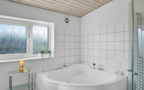 Annakarin - 1.2Km from the Sea: Sanitærarmatur, Indretning, Badeværelse, Badekar, Gulvbelægning, Loft, Etage, Tap, Vvs, Værelse