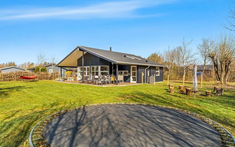 Nanook - 750M to the Fjord: Møbel, Træ, Indretning, Gulvbelægning, Etage, Stol, Værelse, Loft, Stue, Lejlighed