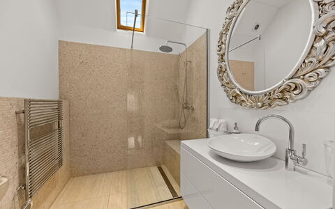 Apartment Noa Opatjia: Sanitærarmatur, Væg, Gulvbelægning, Badeværelse, Etage, Håndvask, Indretning, Spejl, Badeværelsesvask, Tap