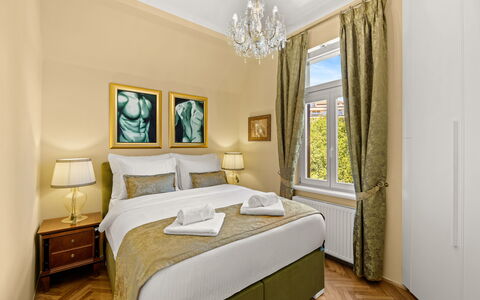Apartment Noa Opatjia: Soveværelse, Seng, Sengetøj, Pude, Lampe, Sengetøj, Suite, Hotel, Bed Frame