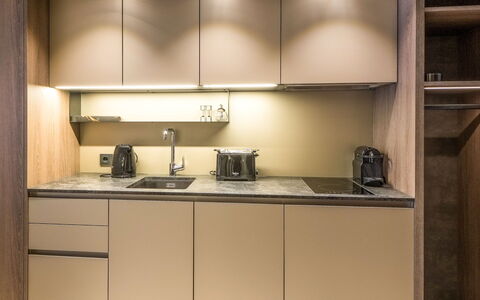 Studio Classic a in 1: Køkken, Indretning, Køkken Apparat, Countertop, Cabinetry, Møbel, Gulvbelægning, Større Bandage, Husholdningsapparat, Bejdse