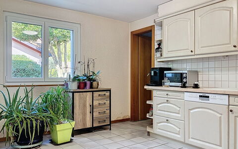 Le Mas Chablais: Træ, Cabinetry, Møbel, Gulvbelægning, Indretning, Køkken, Countertop, Etage, Skuffe, Køkken Apparat