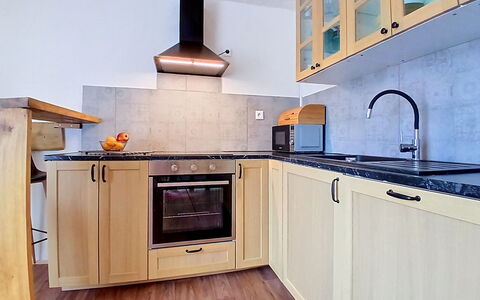 Hillside Terrace: Køkken Apparat, Køkken, Countertop, Større Bandage, Træ, Cabinetry, Gulvbelægning, Indretning, Etage, Husholdningsapparat
