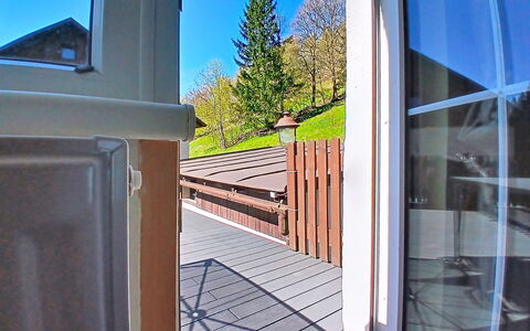 Hillside Terrace: Træ, Gelænder, Hårdttræ, Bejdse, Altan, Baluster, Veranda, Dæk, Trappe, Dagslys