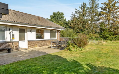 Mikkelina - 1.7Km from the Sea: Bygning, Hus, Vindue, Hjem, Tag, Boligområde, Busk, Sommerhus, Land Lot
