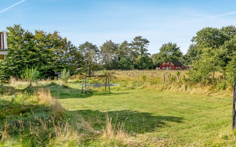 Mikkelina - 1.7Km from the Sea: Bygning, Hus, Vindue, Hjem, Tag, Boligområde, Busk, Sommerhus, Land Lot