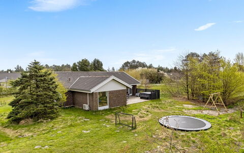 Mikkelina - 1.7Km from the Sea: Bygning, Hus, Vindue, Hjem, Tag, Boligområde, Busk, Sommerhus, Land Lot