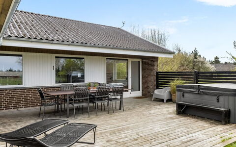 Mikkelina - 1.7Km from the Sea: Træ, Hjem, Hus, Tag, Møbel, Veranda, Etage, Dør, Hårdttræ, Sommerhus