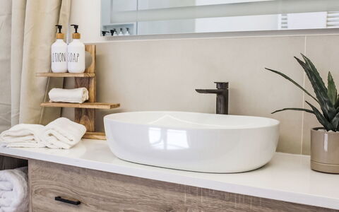 Terrazza Segreta: Badeværelse, Sanitærarmatur, Indretning, Badeværelsesvask, Håndvask, Countertop, Badeværelsesskab, Gulvbelægning, Tap, Spejl