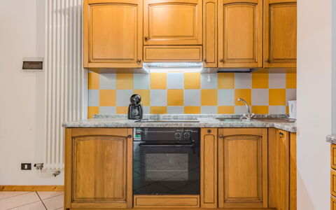 Malè 100: Køkken, Countertop, Gulvbelægning, Træ, Gul, Større Bandage, Indretning, Køkken Apparat, Etage, Cabinetry