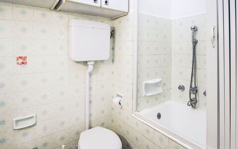 Riviera Mini House: Badeværelse, Sanitærarmatur, Indretning, Gulvbelægning, Etage, Badeværelsesvask, Håndvask, Toilet, Vvs, Tap
