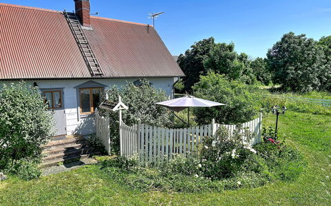 Melösa: Bygning, Hus, Busk, Sommerhus, Tag, Have, Boligområde, Hjem, Hegn