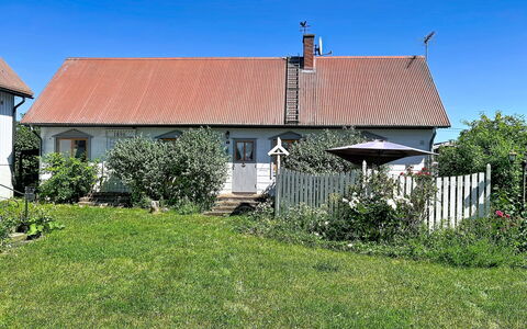 Melösa: Bygning, Græs, Hus, Vindue, Tag, Busk, Sommerhus, Boligområde, Hjem