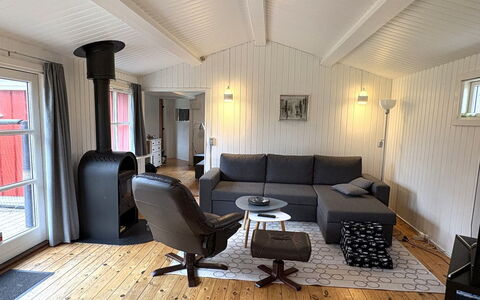 Swea - 2.5Km from the Sea: Træ, Gulvbelægning, Etage, Indretning, Møbel, Loft, Stue, Couch, Hjem, Værelse