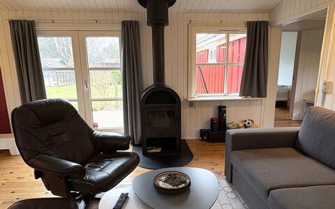 Swea - 2.5Km from the Sea: Gulvbelægning, Møbel, Træ, Indretning, Etage, Stue, Værelse, Couch, Belysning, Hjem