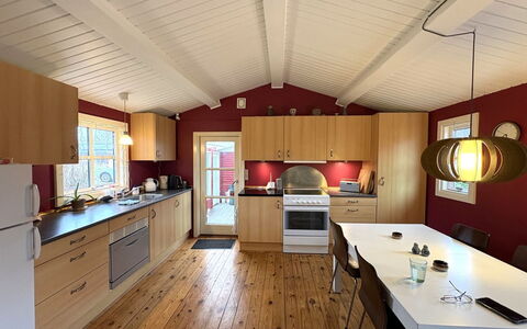 Swea - 2.5Km from the Sea: Træ, Indretning, Møbel, Gulvbelægning, Loft, Hjem, Etage, Køkken, Værelse, Cabinetry