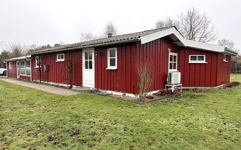 Swea - 2.5Km from the Sea: Træ, Tag, Hjem, Hus, Sommerhus, Land Lot, Dør, Sidespor, Gård, Garden Bygninger