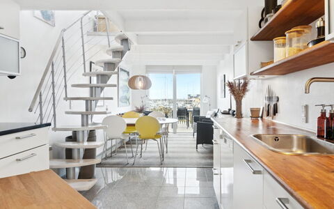 Pejo - 10M from the Sea: Køkken, Gulvbelægning, Indretning, Møbel, Countertop, Køkken Apparat, Etage, Lejlighed, Større Bandage, Loft