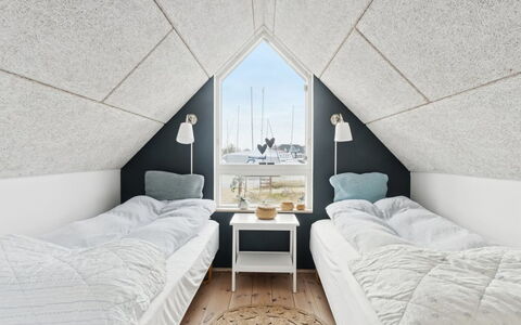 Pejo - 10M from the Sea: Gulvbelægning, Etage, Loft, Soveværelse, Attic, Dagslys, Design, Sengetøj, Trægulve, Seng