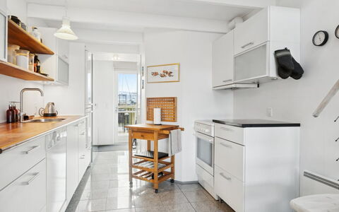 Pejo - 10M from the Sea: Køkken, Gulvbelægning, Countertop, Cabinetry, Køkken Apparat, Møbel, Træ, Etage, Større Bandage, Indretning