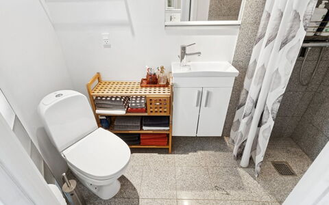 Pejo - 10M from the Sea: Toiletbræt, Toilet, Sanitærarmatur, Badeværelse, Gulvbelægning, Etage, Indretning, Håndvask, Vvs, Badeværelsesvask