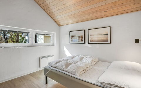 Antoinetta - 350M from the Sea: Træ, Loft, Soveværelse, Indretning, Seng, Hjem, Sengetøj, Sengetøj, Værelse, Attic